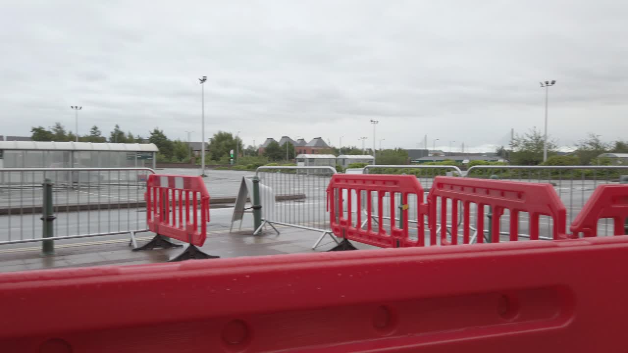 코로나 바이러스 covid pan right 동안 고객을 대기시키는 슈퍼마켓 사회적 거리 장벽