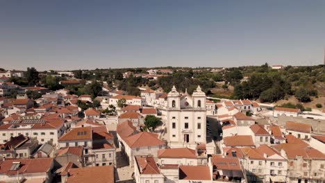 toma panorámica aérea de la iglesia de santiago y el paisaje urbano de la parroquia en alcacer do sal, portugal