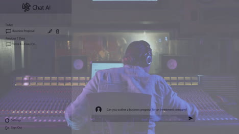 logotipo de chat y texto de conversación sobre ingeniero de sonido caucásico en el escritorio de mezcla del estudio