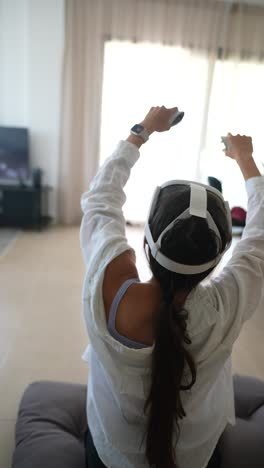 mujer disfrutando de una sesión de juegos en vivo en casa