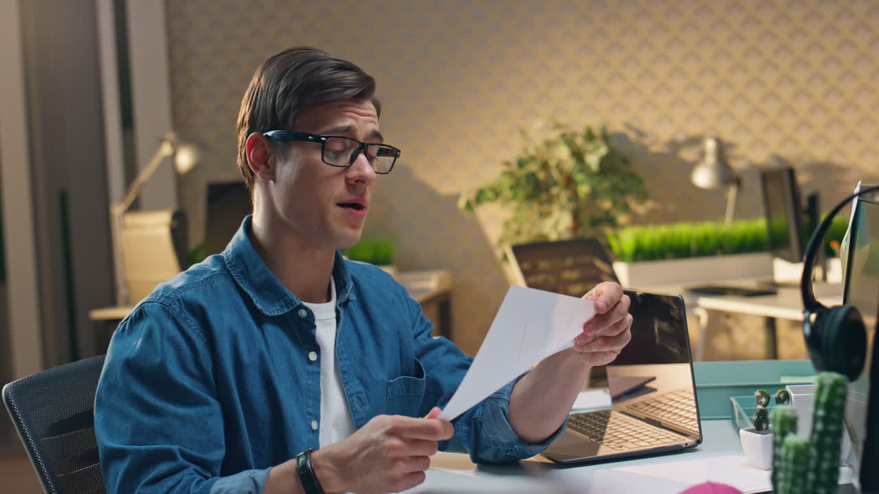 hombre positivo de primer plano comunicando mesa de computadora. creadores divirtiéndose juntos