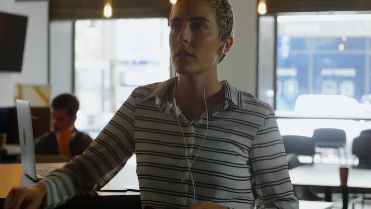 mujer hablando por teléfono móvil en el café 4k