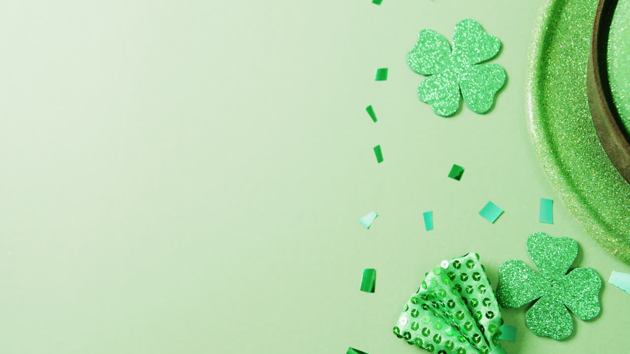 video de las hojas de trébol verde de san patricio y sombrero con espacio de copia en fondo verde