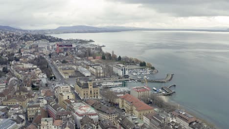 紐沙特爾 (neuchâtel) 位於瑞士阿爾卑斯山區,在冬天最美麗的湖邊