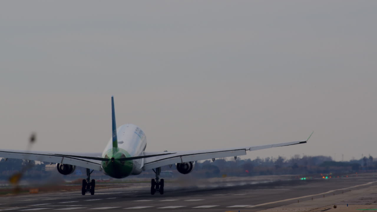 aterrizaje de un avión en la pista