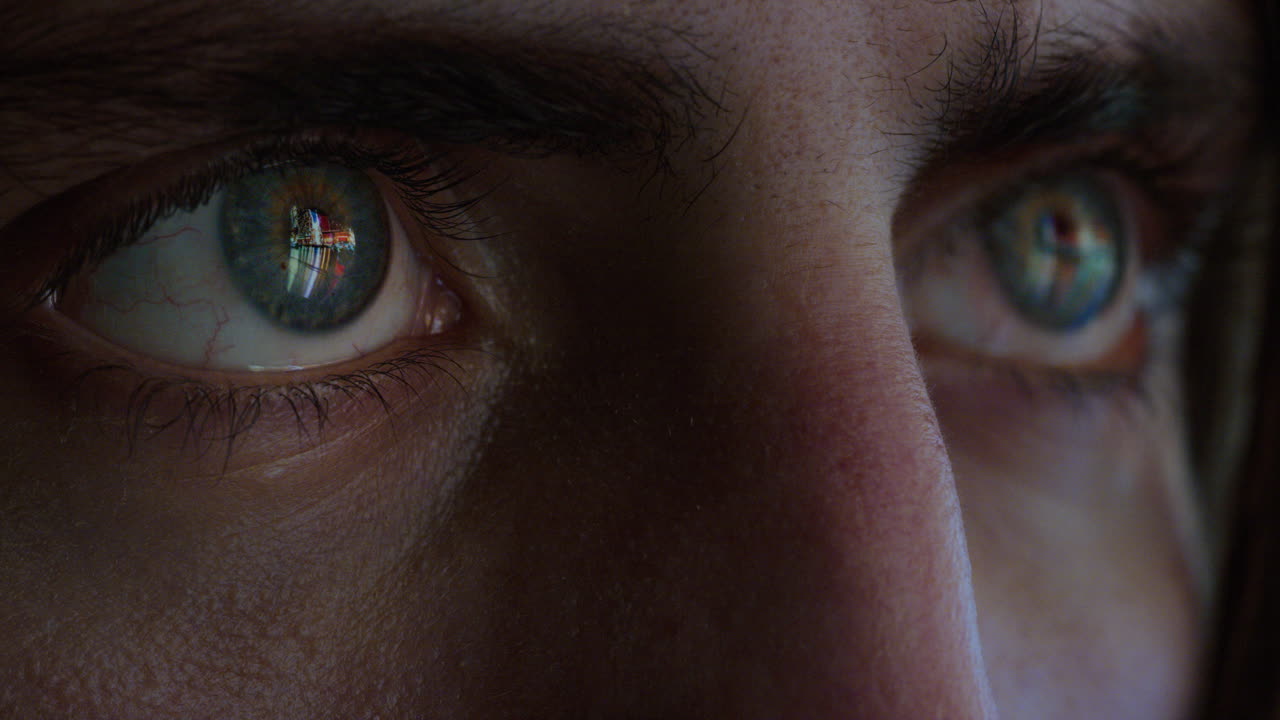 красивые макро глаза смотрят на городские огни, отражающиеся на радужной оболочке красивого городского горизонта ночью.