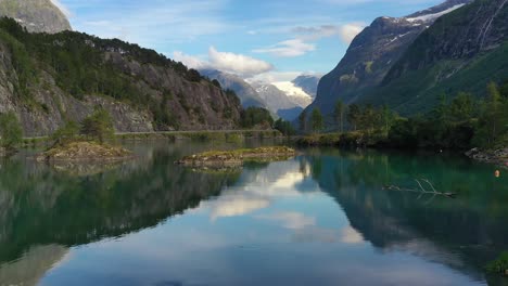 Hermosa-Naturaleza-Noruega-Paisaje-Natural-Lago-Lovatnet.