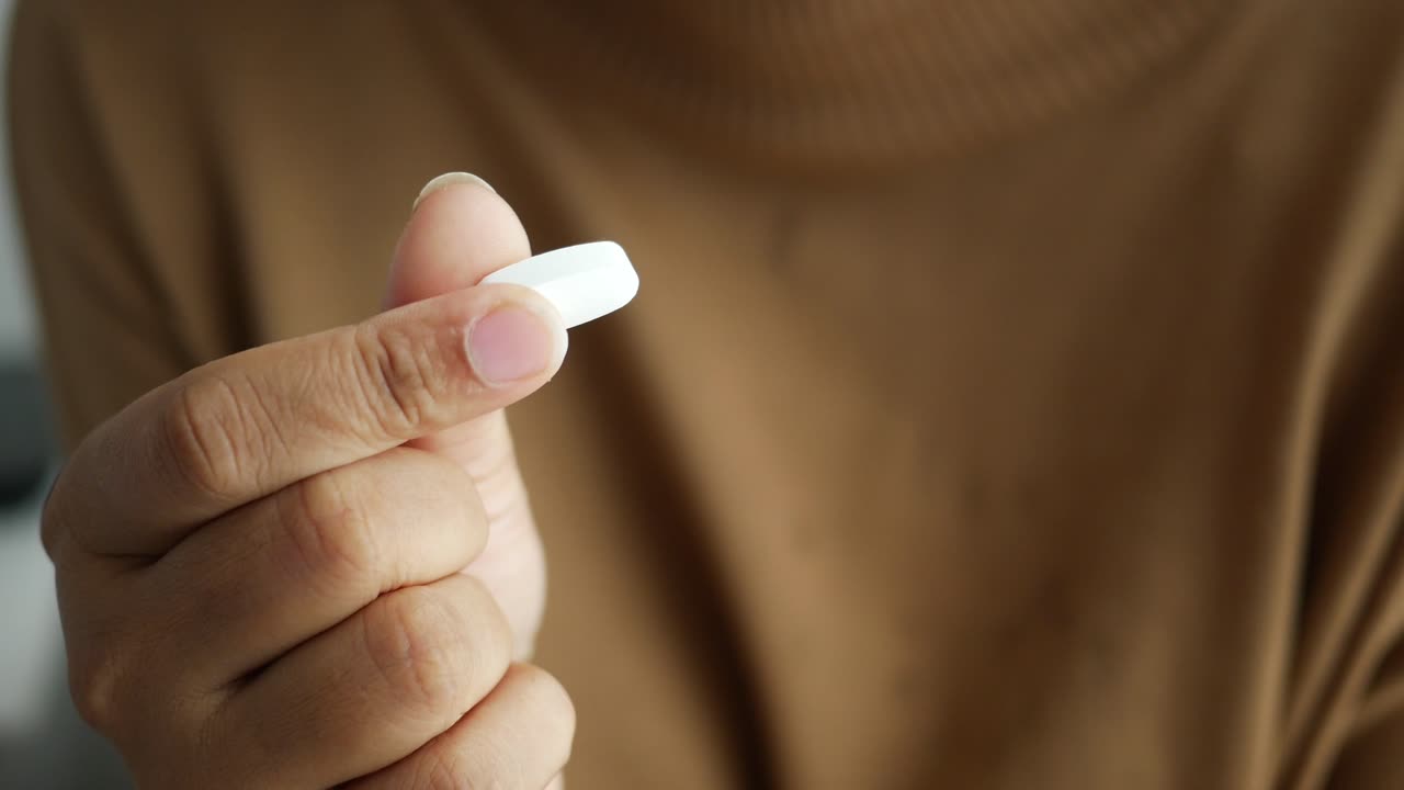 mujer con una píldora