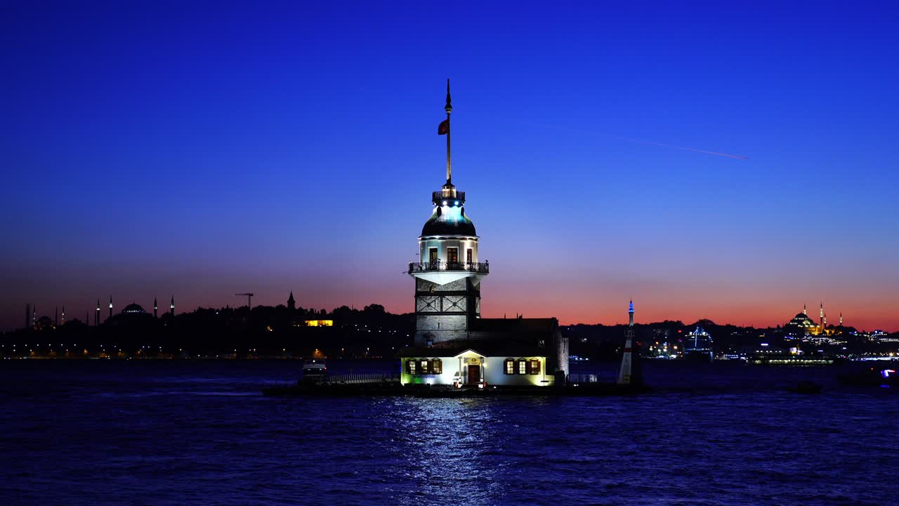 la torre de la doncella por la noche en estambul, turquía.