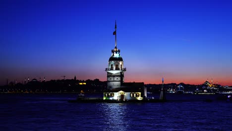 la torre de la doncella por la noche en estambul, turquía.