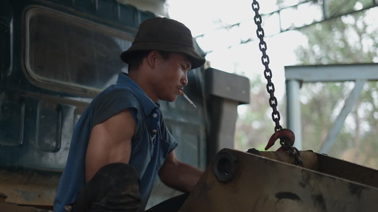 mecánico de camiones que trabaja en un vehículo