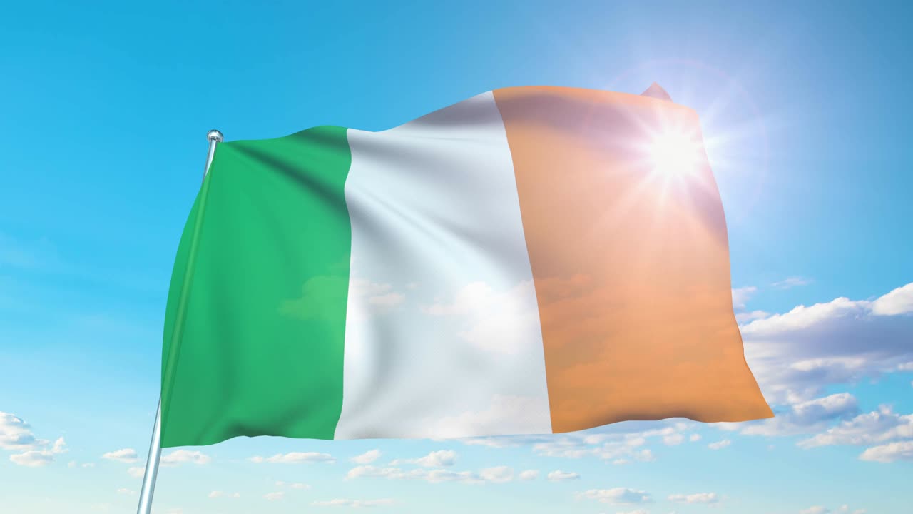 bandera de irlanda con estructura de tela contra un cielo nublado (en bucle)