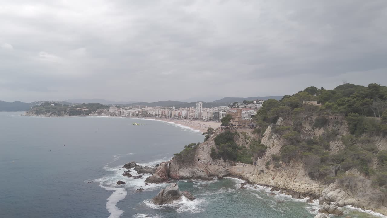 Filmato girato a Barcellona, in un villaggio chiamato Lloret de Mar con DJI Mini 4 Pro in 4K e D-Cinelike