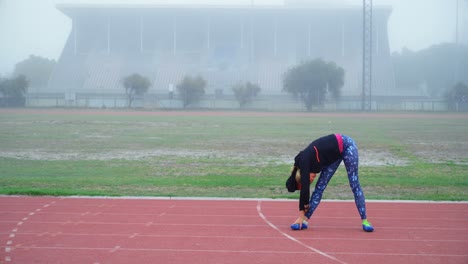 Atleta-Femenina-Haciendo-Ejercicio-En-Una-Pista-De-Atletismo-4k