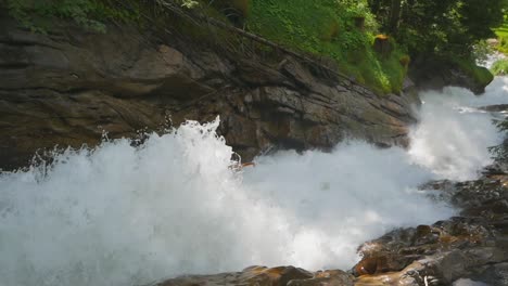 Wasserfall-Mit-Reißendem-Fluss