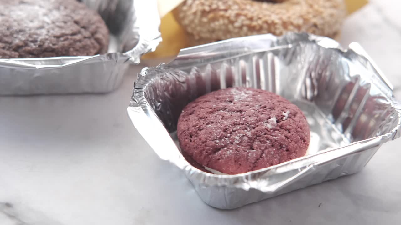 포일 컨테이너에 보라색 쿠키