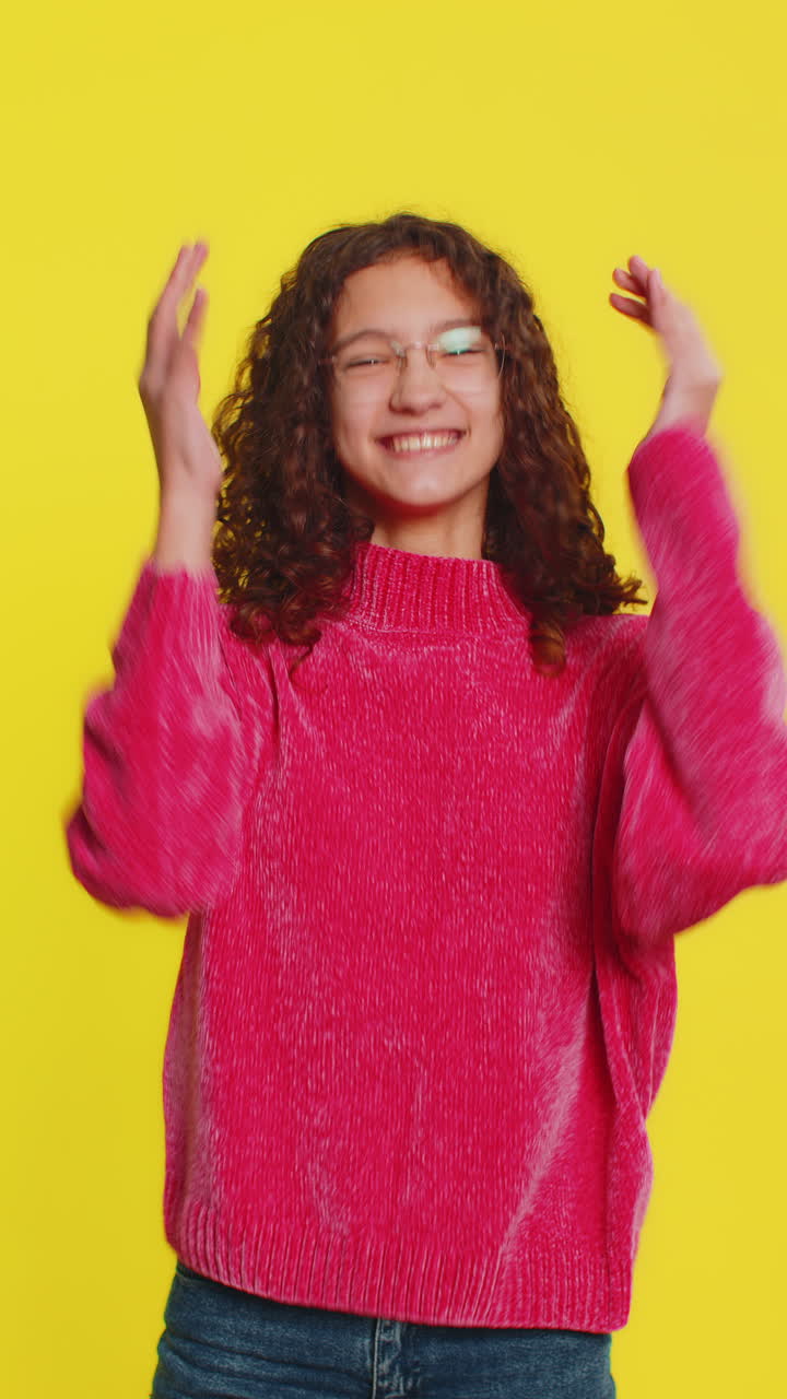 felice ragazza caucasica festeggiare il successo vincere il compleanno lotteria jackpot obiettivo raggiungimento buone notizie