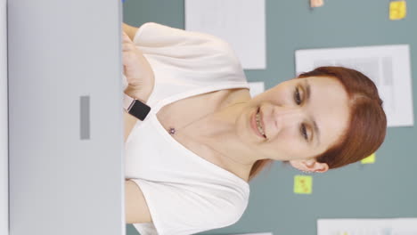 Vertikales-Video-Einer-Frau,-Die-Auf-Einem-Laptop-Einen-Videoanruf-Tätigt.