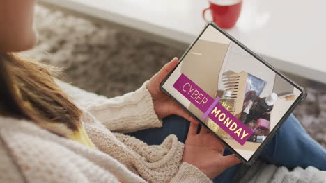 Kaukasische-Frau,-Die-Am-Cyber-Monday-Verkaufstag-Zu-Hause-Ein-Tablet-Zum-Online-Shopping-Nutzt,-Zeitlupe