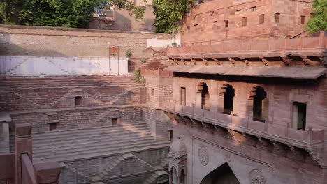 Alte-Einzigartige-Stufenbrunnenarchitektur-Aus-Rotem-Stein-Am-Tag-Aus-Verschiedenen-Blickwinkeln.-Das-Video-Wurde-In-Toorji-Ka-Jhalra-Oder-Stufenbrunnen-Jodhpur-Rajasthan-Indien-Aufgenommen