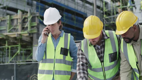 equipo de construcción discutiendo los planes del proyecto