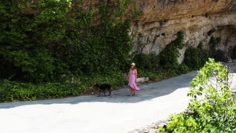 Frau-Geht-Mit-Ihrem-Hund-Entlang-Des-Mirador-Al-Puente-Romano-In-Guadalajara,-Spanien