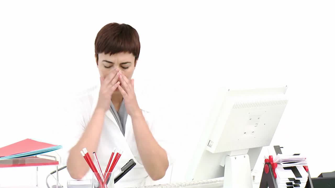 mujer caucásica enojada en el trabajo