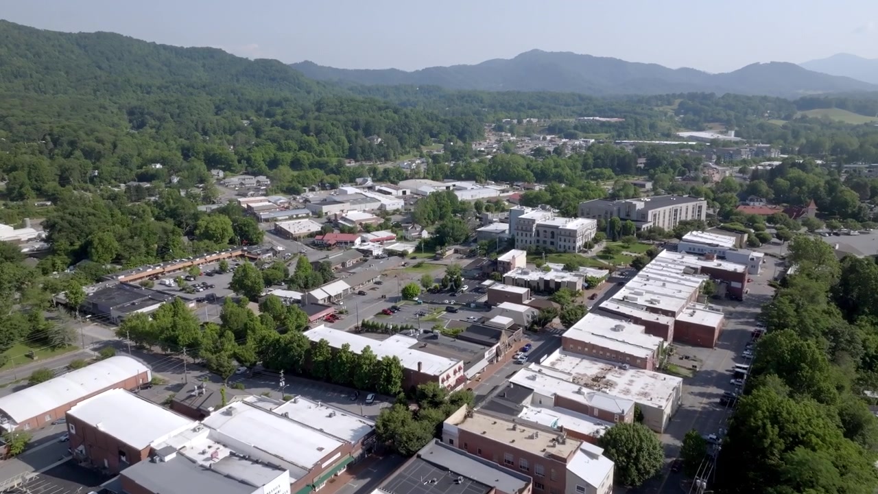 Centrum Waynesville, Severní Karolína, s dronovým videem v širokém záběru.