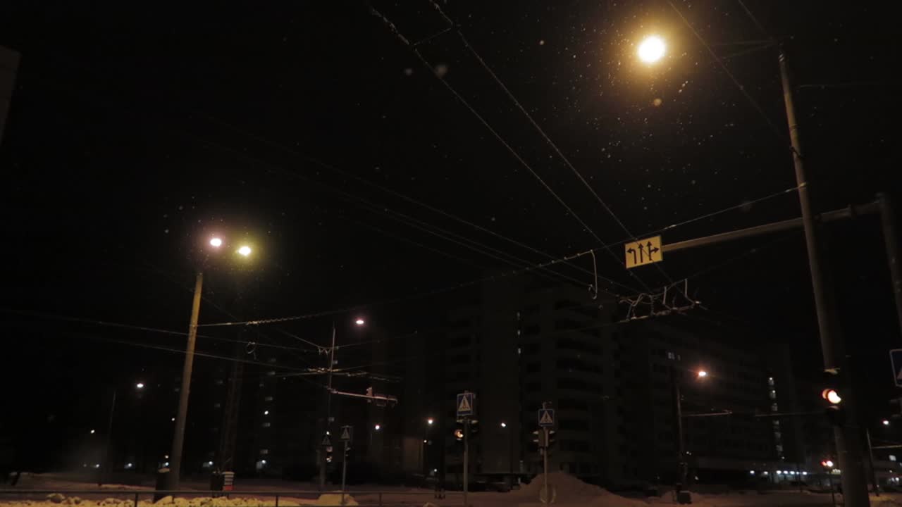 폭설이 내리는 밤 어두운 거리에 빨간불이 번쩍인다