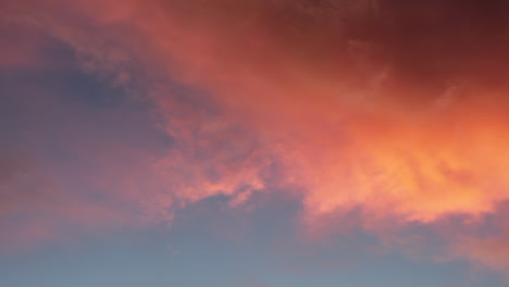 los colores del atardecer y el amanecer se reflejan en las nubes hinchadas