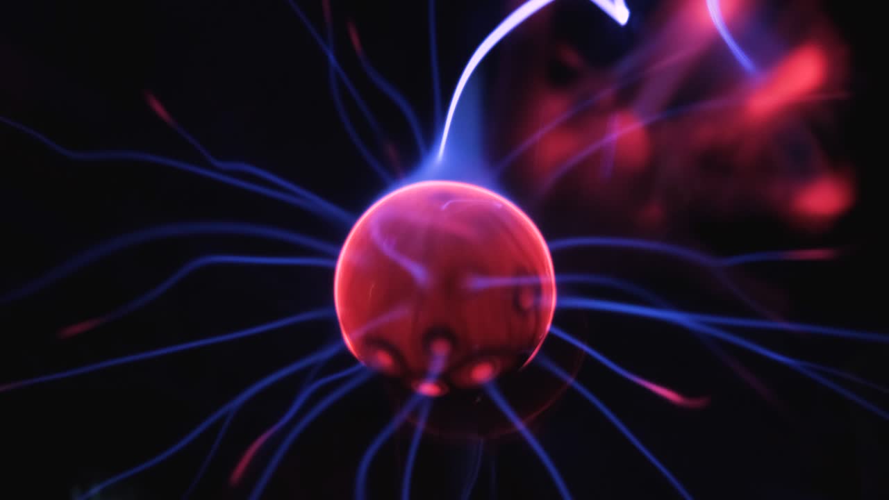 el globo de trabajo de plasma o lámpara de plasma es una bola de vidrio transparente llena de una mezcla de varios gases nobles con un electrodo de alto voltaje en el centro del recipiente.