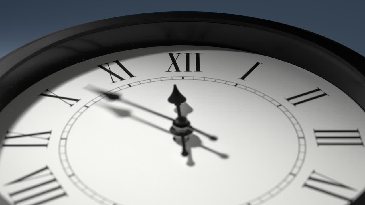 Quadrante dell'orologio con numeri romani su parete azzurra in time-lapse.
