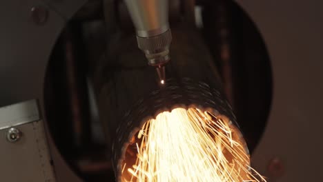 corte con láser y gas de metal, tecnología industrial moderna.