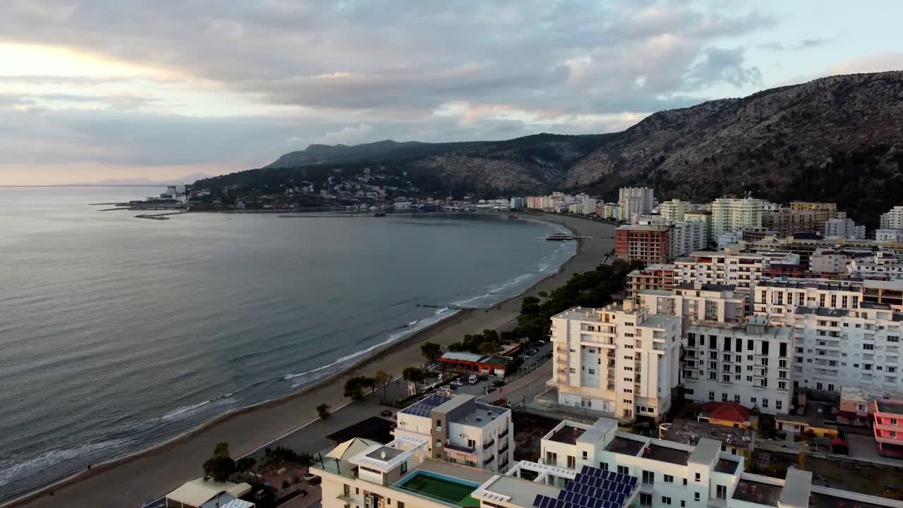 alto empuje aéreo en la puesta del sol, shengjin albania a lo largo de la costa albanesa del mar adriático