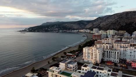 Alto-Empuje-Aéreo-Al-Atardecer,-Shengjin-Albania-A-Lo-Largo-De-La-Costa-Albanesa-Del-Mar-Adriático.