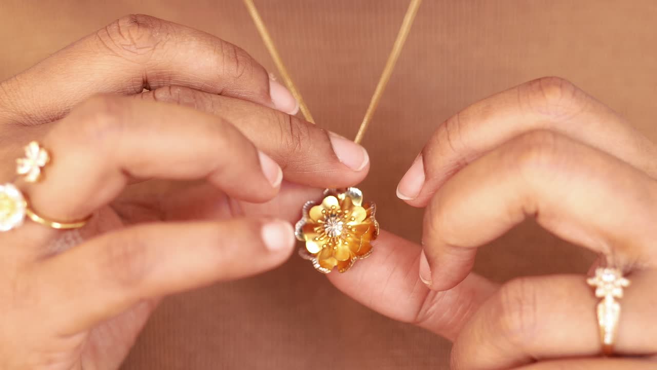 꽃의 목걸이와 함께 금 목걸이의 클로즈업