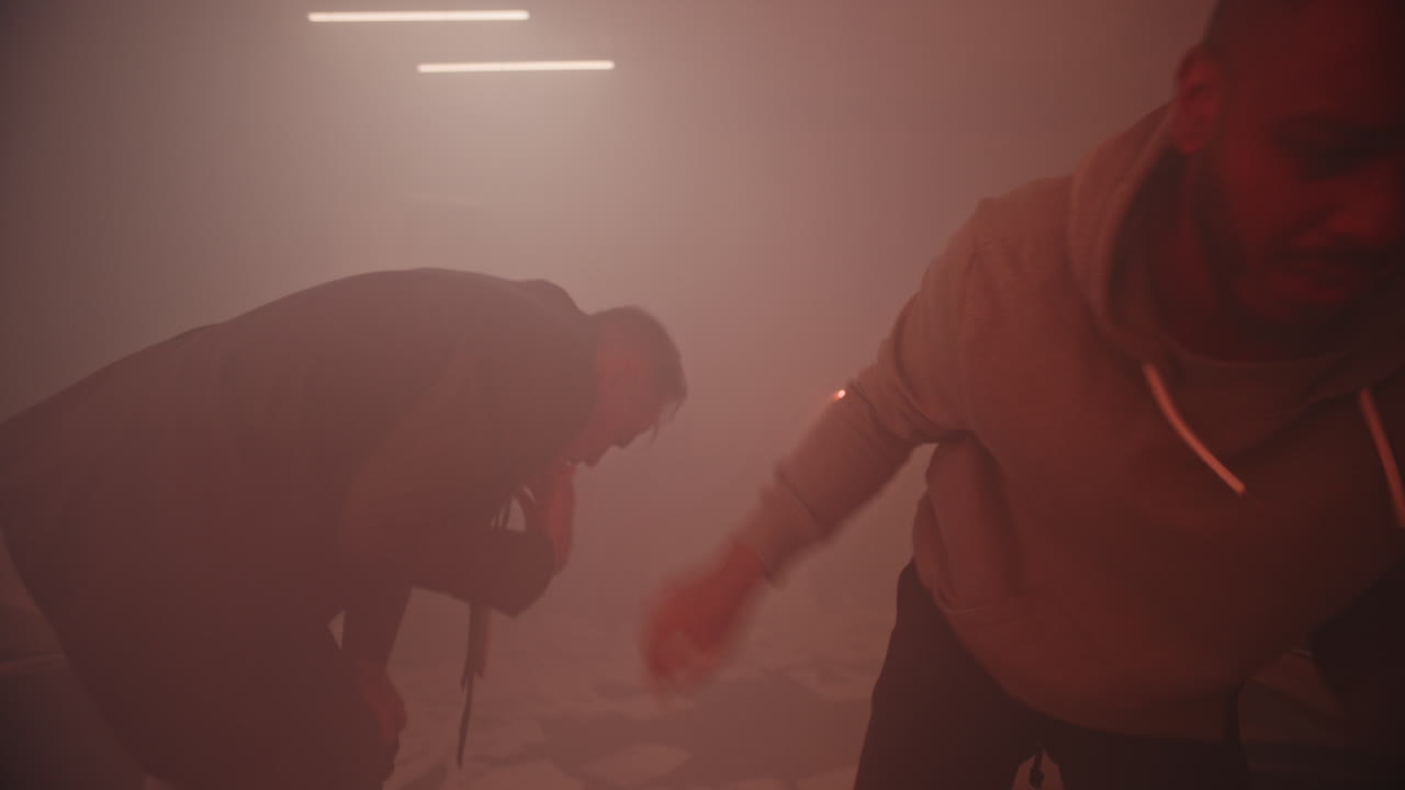 위기에 처한 사업가와 여성