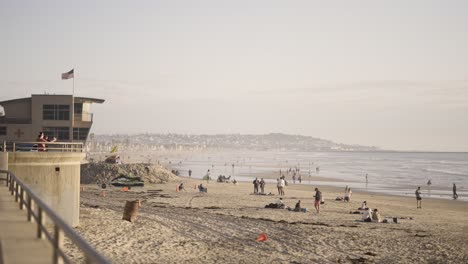 Pacific-Beach-California-Puesta-De-Sol-Con-Olas-Rompiendo-En-La-Playa---Salvavidas-O-Torre-De-Patrulla-De-Playa