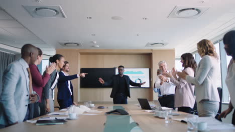 Gente-De-Negocios-Feliz-Aplaudiendo-En-La-Sala-De-Juntas-Victoria-Corporativa-Exitosa-Colegas-Aplausos-En-La-Reunión-De-Oficina-Disfrutando-Del-éxito-Ganador-4k