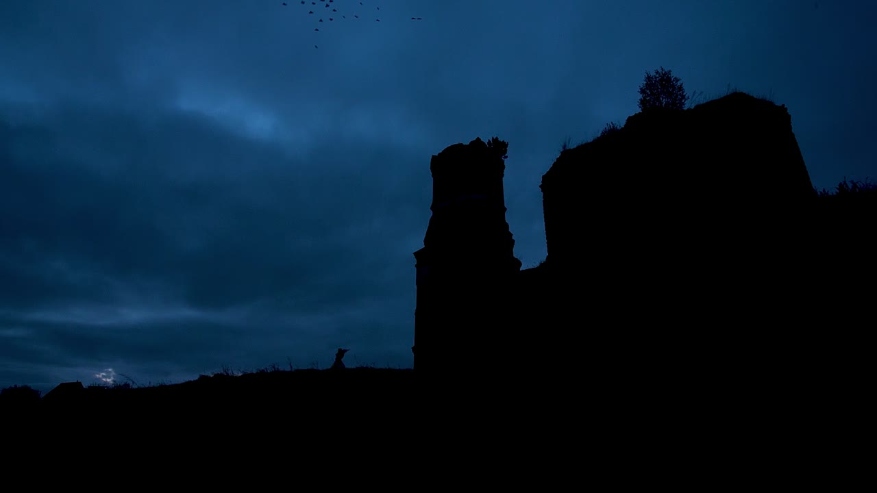 Silhouette di un Castello in Rovina al Crepuscolo
