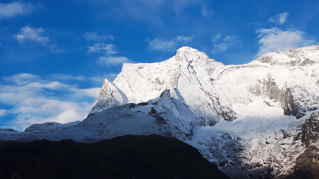 Towering Himalayan mountains frame the Everest Base Camp trekking route in Nepal, where trekkers experience breathtaking vistas of the world’s highest peaks along their high-altitude journey.