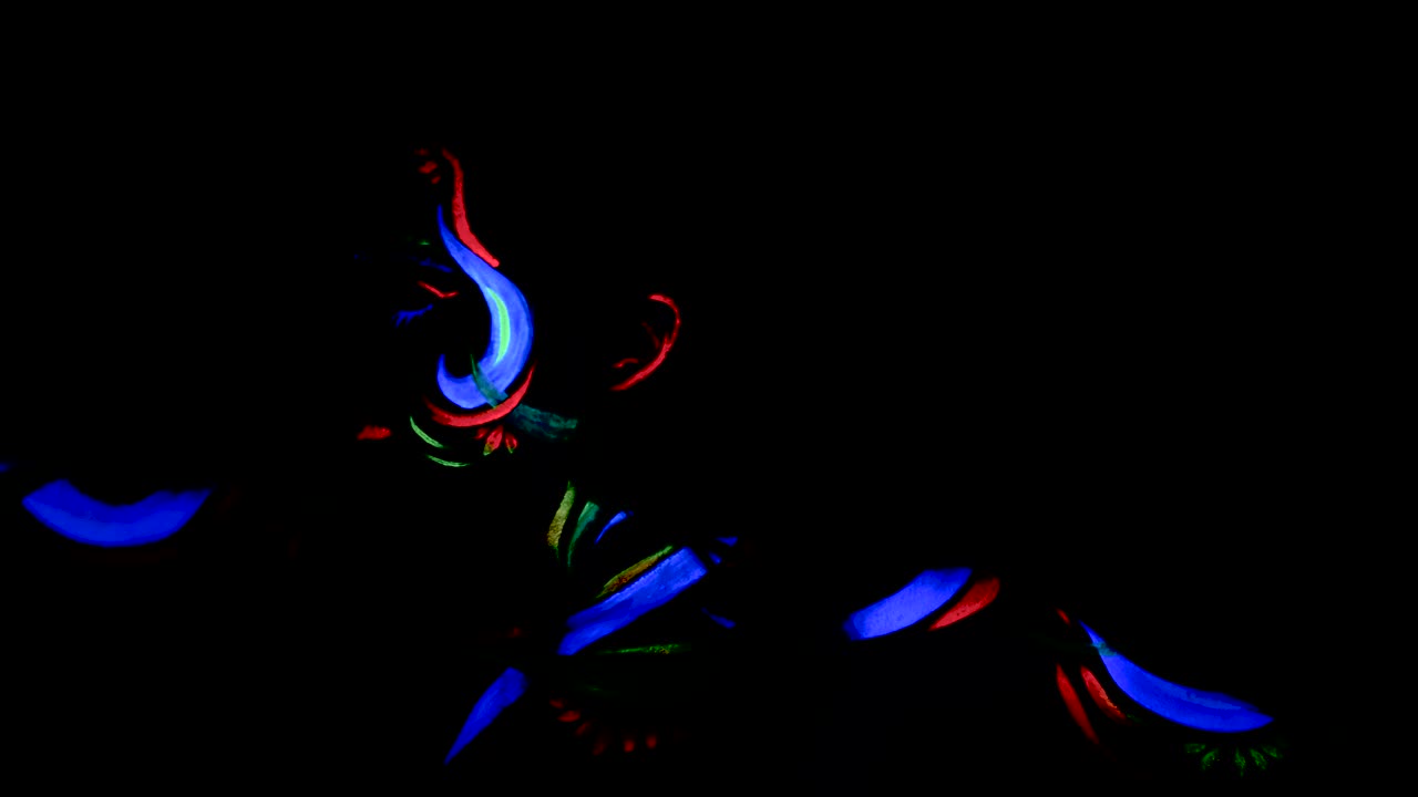 primer plano de una hermosa mujer en arte corporal mágico moviendo lentamente sus brazos