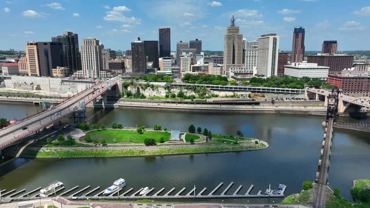 Lungofiume di Saint Paul sul fiume Mississippi con l'isola Raspberry e il ponte.