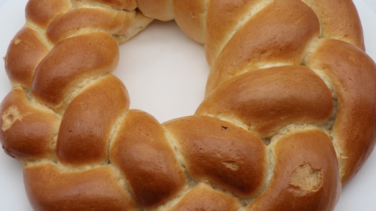 전통적인 이탈리아 빵 코로나 디 pasqua 흰색 배경에 고립