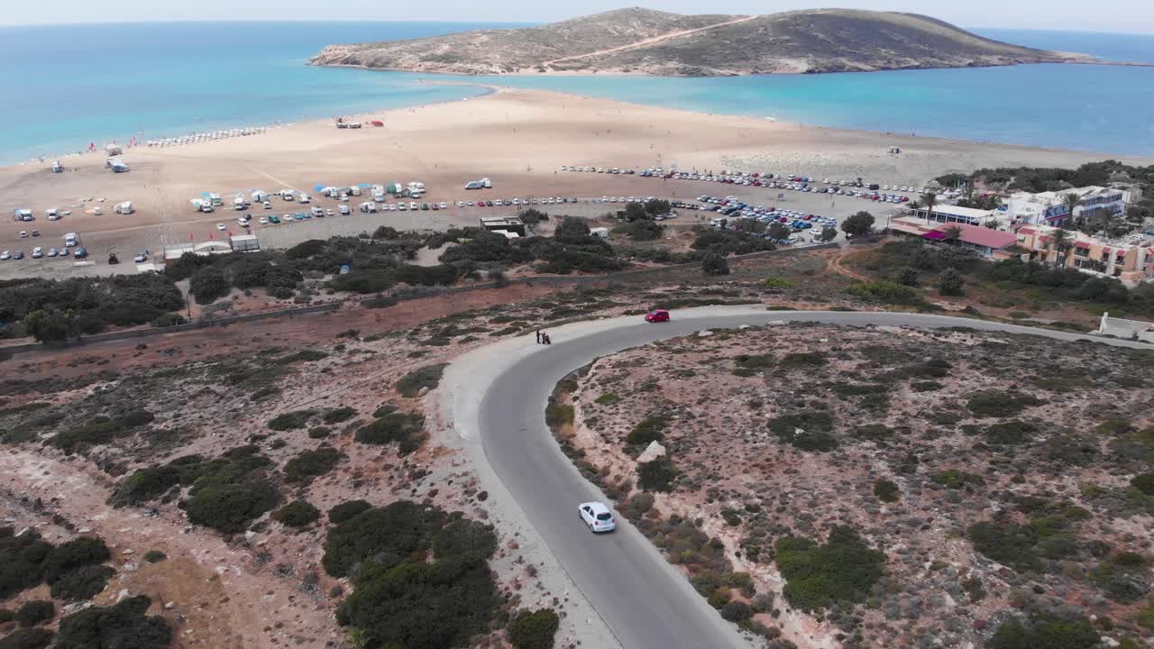 항공: 로도스의 프라소니시 연 해변에서 굽은 도로 위로 뒤로 비행
