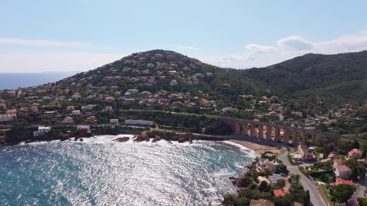 Vista aerea del villaggio di Saint-Raphaël tra scogliere e spiaggia, Francia meridionale