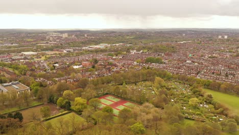 vista aérea de una ciudad suburbana