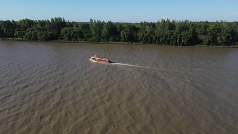 Vista-Aérea-Del-Barco-Turístico-Navegando-Por-El-Río-Amazonas-Durante-El-Día-Soleado