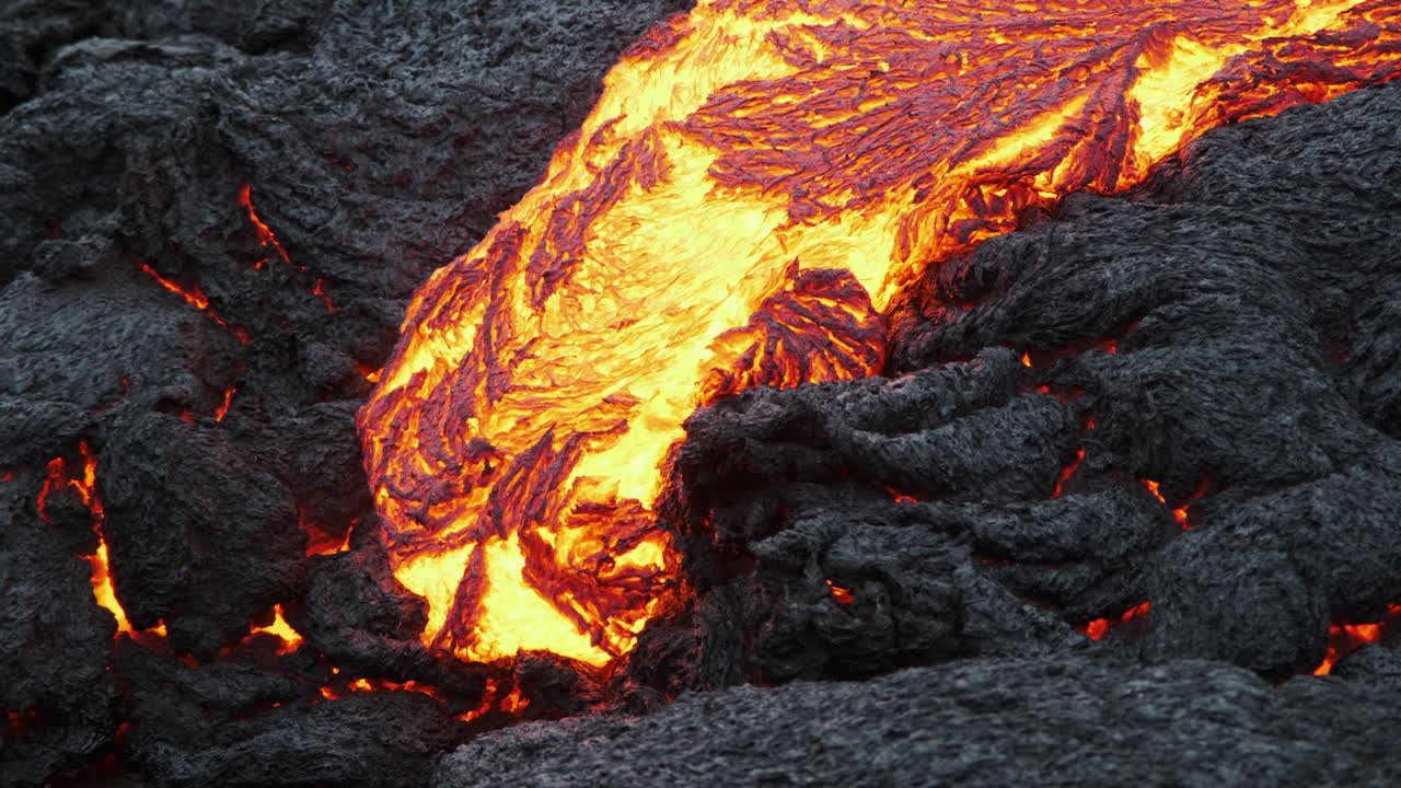Lava che scorre da un'eruzione vulcanica