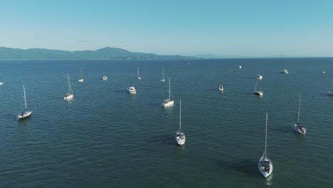 Vista-Aérea-De-Varios-Barcos-Anclados-A-Lo-Largo-De-La-Costa-Brasileña-En-Un-Hermoso-Día-De-Sol-Y-Aguas-Tranquilas